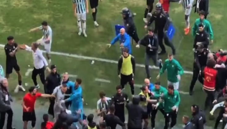 Матч в Турции завершился массовой дракой с участием футболистов и полиции